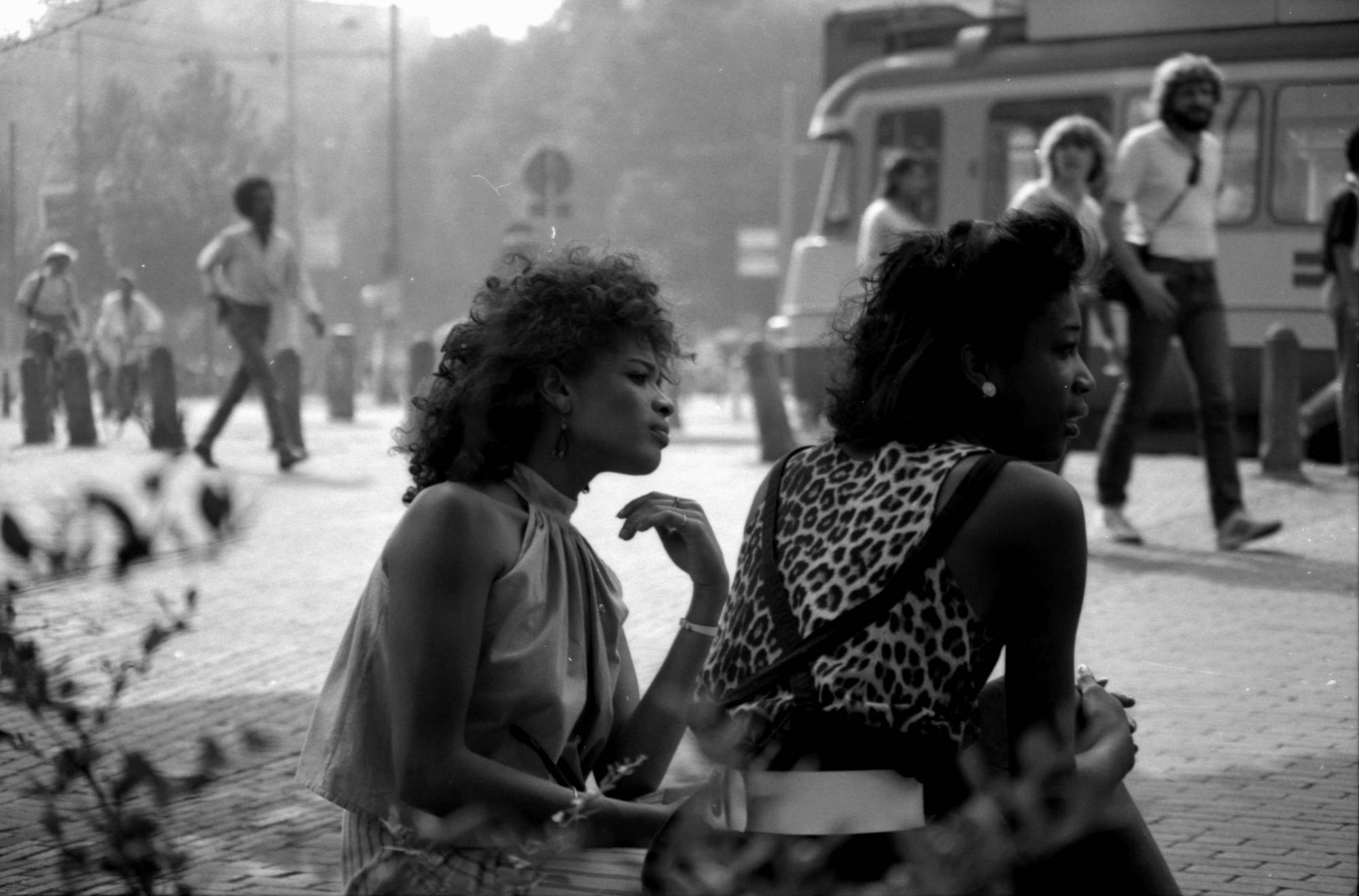 leidseplein, jaren, 80, amsterdam, meisjes, bankje, surinamers, judocus, foto